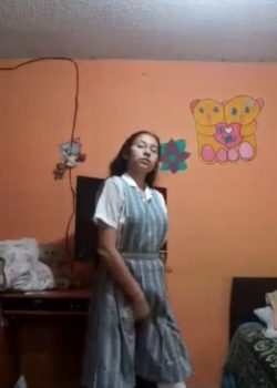 Colegiala pendeja se desnuda todita 3