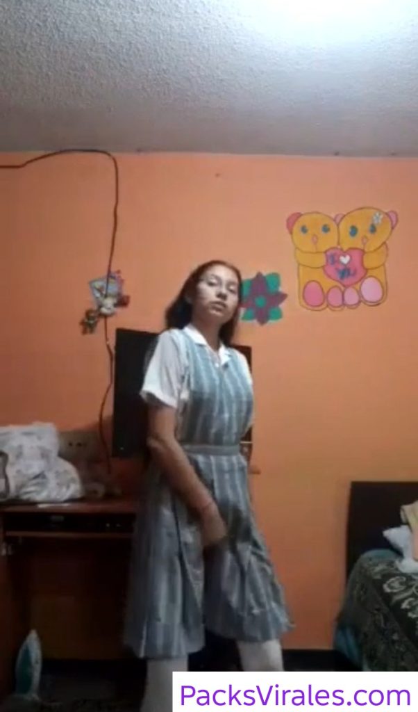 Colegiala pendeja se desnuda todita 1