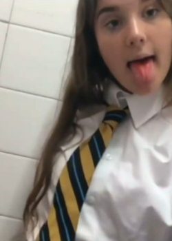 Estudiante blanquita dándose dedos 3