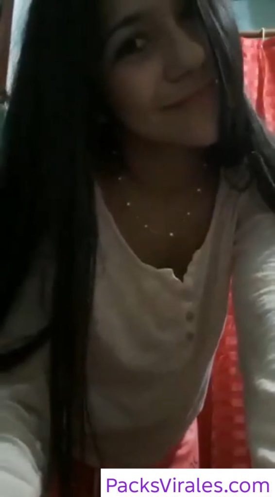 Linda y exquisita Morra se Masturba con el peine 1