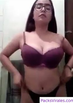 Tetona exquisita dándose dedos en el baño 2