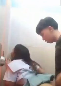 Se la cogen en los baños del colegio 4