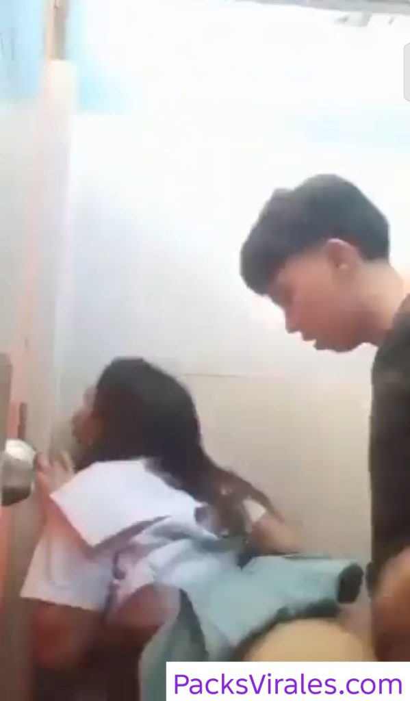 Se la cogen en los baños del colegio 1