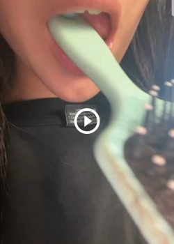 Jovencita Golosa Hace Todo Con El Peine 6