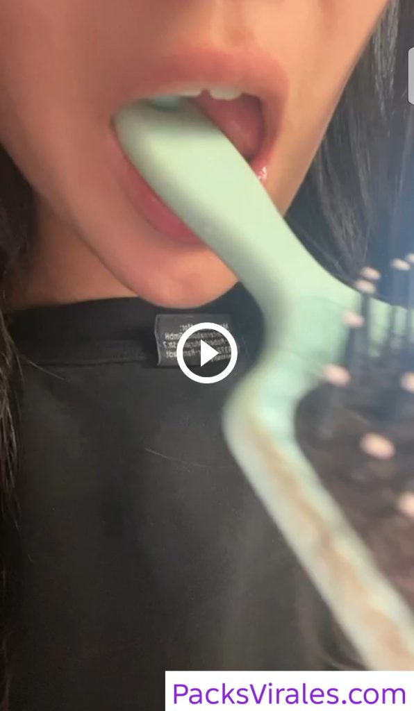 Jovencita Golosa Hace Todo Con El Peine 1