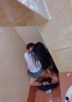 Rica colegiala cogiendo en el baño 15