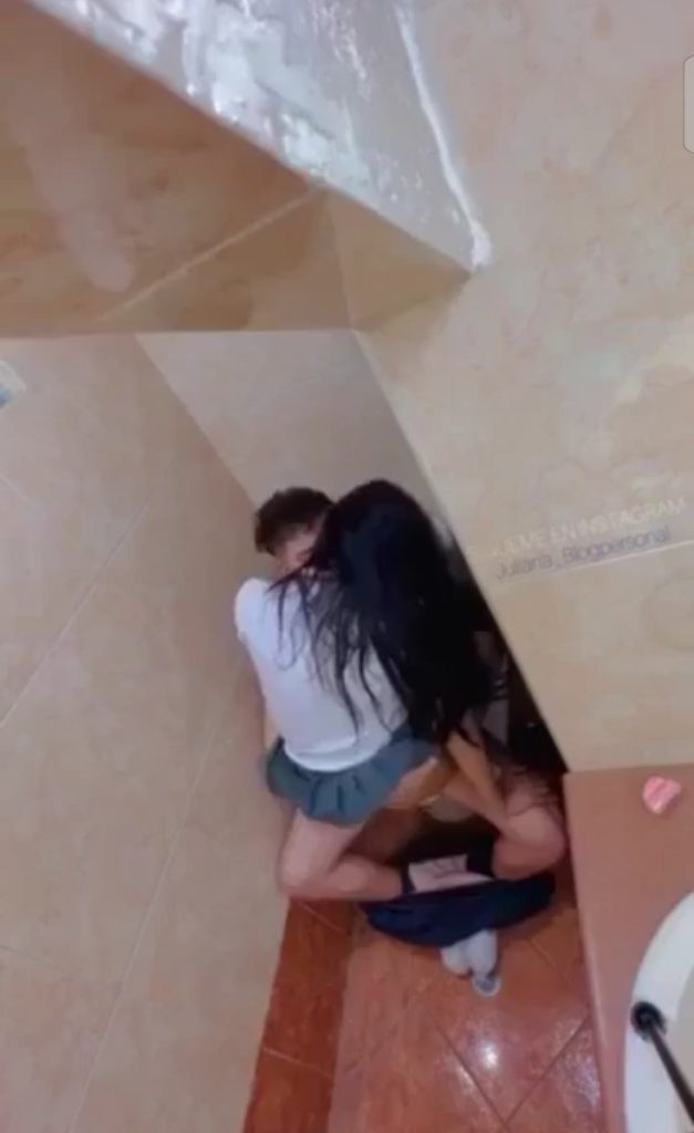 Rica colegiala cogiendo en el baño 1