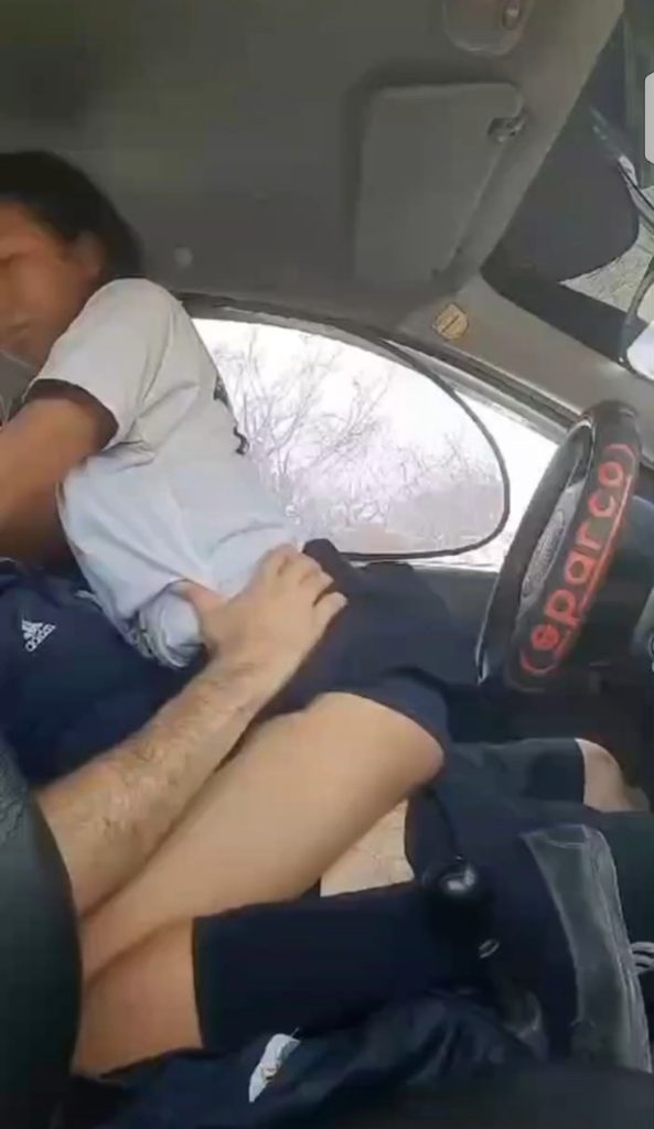 Pendeja estudiante cogida en el auto 1